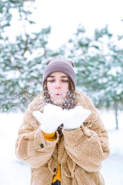 귀여운 소녀는 겨울에 공원에서 눈내리는 날씨를 즐기고 — 스톡 사진