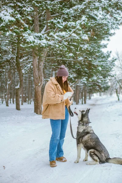 Joven Linda Chica Divierte Clima Nevado Invierno Parque Estilo Vida —  Fotos de Stock