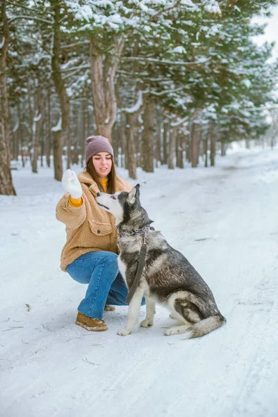 Ung Söt Flicka Har Kul Snöigt Väder Vintern Parken Livsstil — Stockfoto