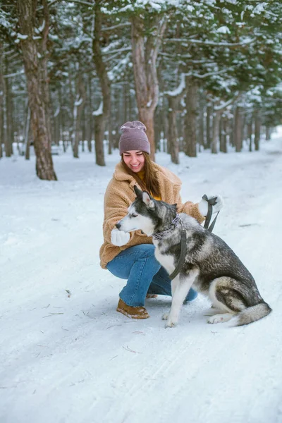 Ung Söt Flicka Har Kul Snöigt Väder Vintern Parken Livsstil — Stockfoto