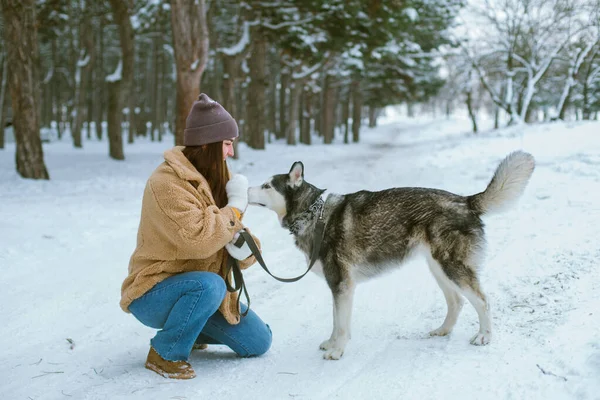 Ung Söt Flicka Har Kul Snöigt Väder Vintern Parken Livsstil — Stockfoto