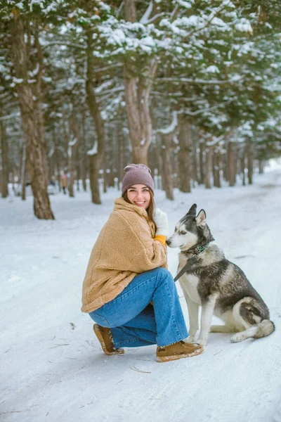 Joven Linda Chica Divierte Clima Nevado Invierno Parque Estilo Vida —  Fotos de Stock