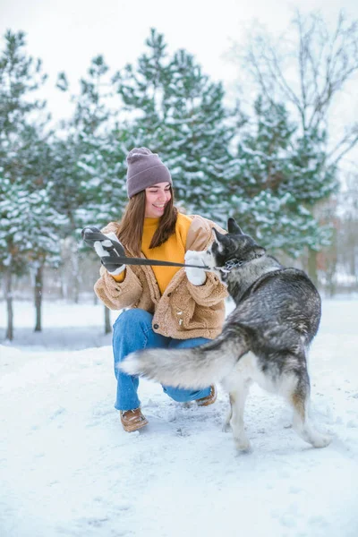 Giovane Ragazza Carina Diverte Tempo Nevoso Inverno Nel Parco Stile — Foto Stock