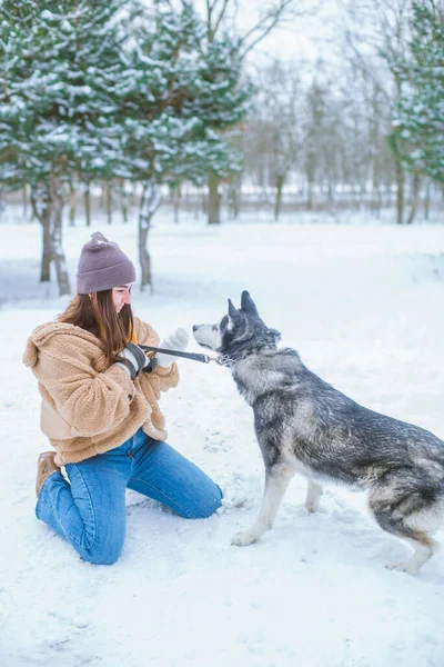 Ung Söt Flicka Har Kul Snöigt Väder Vintern Parken Livsstil — Stockfoto