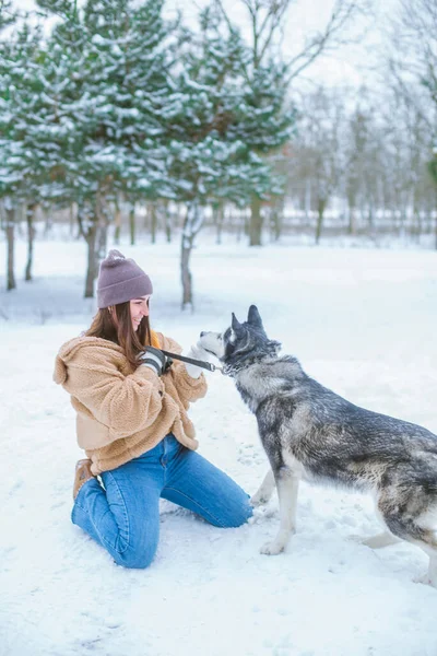 Joven Linda Chica Divierte Clima Nevado Invierno Parque Estilo Vida — Foto de Stock