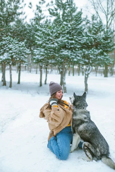 Ung Söt Flicka Har Kul Snöigt Väder Vintern Parken Livsstil — Stockfoto