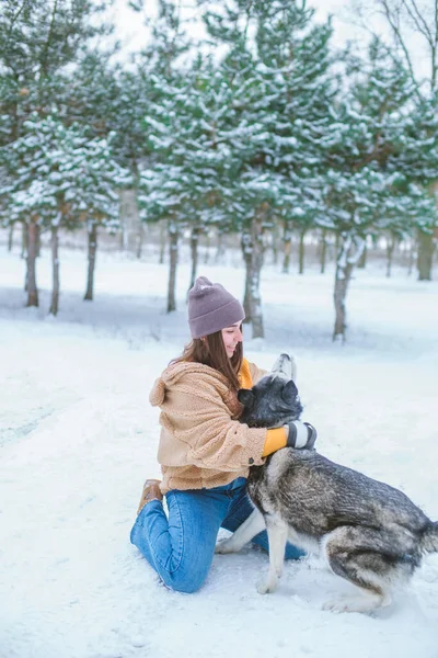 Ung Söt Flicka Har Kul Snöigt Väder Vintern Parken Livsstil — Stockfoto