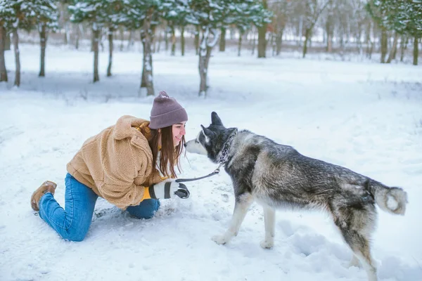 Ung Söt Flicka Har Kul Snöigt Väder Vintern Parken Livsstil — Stockfoto