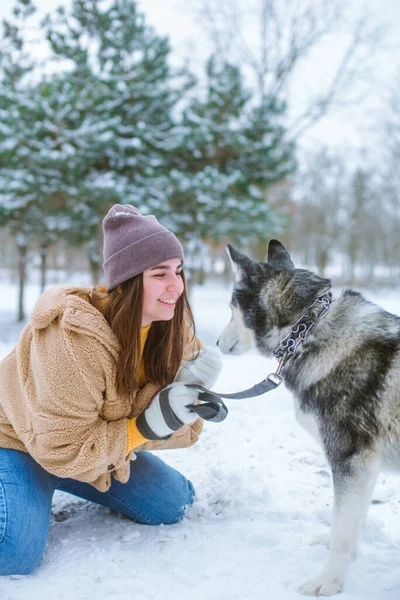 Ung Söt Flicka Har Kul Det Snöiga Vädret Vintern Parken — Stockfoto