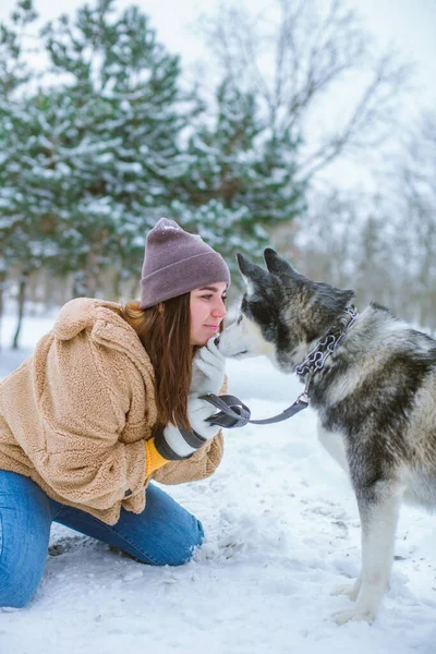 Una Joven Linda Chica Divierte Clima Nevado Invierno Parque Con —  Fotos de Stock