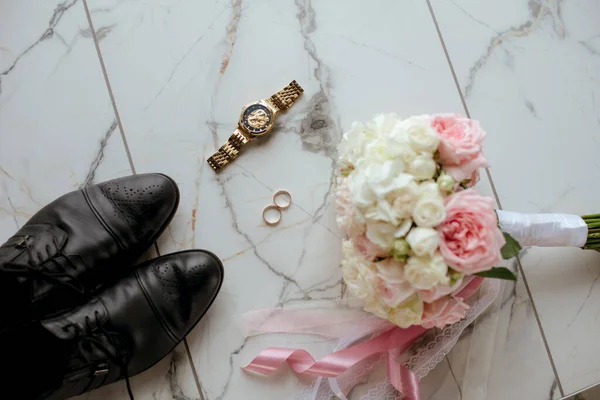 Buquê Rosas Brancas Rosa Alianças Casamento Relógios Masculinos Sapatos Noivo — Fotografia de Stock
