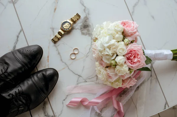 분홍색 장미의 결혼반지 신랑의 결혼식 — 스톡 사진