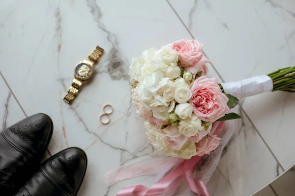 분홍색 장미의 결혼반지 신랑의 결혼식 — 스톡 사진