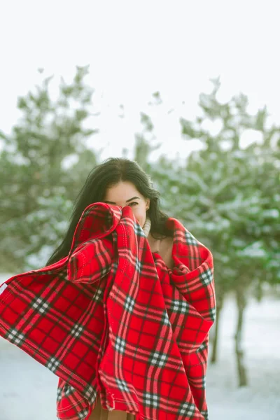在冬季的雪天里 公园里 留着红领巾的年轻可爱女孩在雪天里玩得很开心 生活方式 — 图库照片