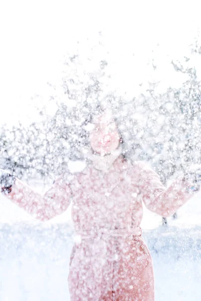 Giovane Ragazza Carina Con Capelli Duri Diverte Tempo Nevoso Inverno — Foto Stock