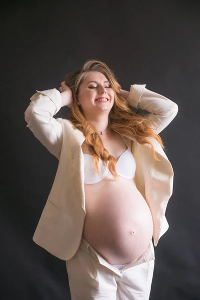 Młoda Urocza Kobieta Ciąży Długimi Czerwonymi Włosami Białym Garniturze Czarnym — Zdjęcie stockowe