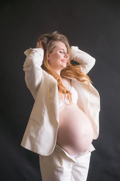 Mladá Roztomilá Těhotná Žena Dlouhými Zrzavými Vlasy Bílém Kalhotovém Obleku — Stock fotografie