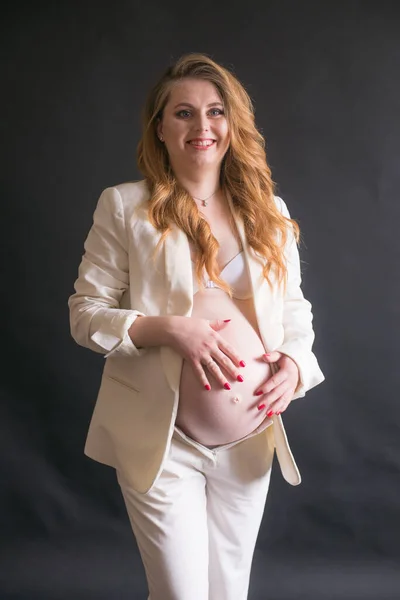 Mladá Roztomilá Těhotná Žena Dlouhými Zrzavými Vlasy Bílém Kalhotovém Obleku — Stock fotografie