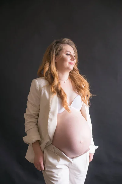 Νεαρή Χαριτωμένη Έγκυος Γυναίκα Μακριά Κόκκινα Μαλλιά Λευκό Παντελόνι Κοστούμι — Φωτογραφία Αρχείου