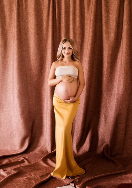 Young Cute Pregnant Woman Long Blond Hair Top Long Skirt — Stockfoto