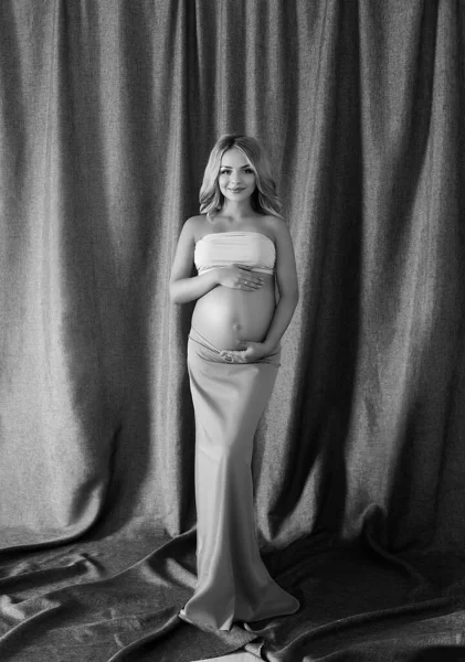 Young Cute Pregnant Woman Long Blond Hair Top Long Skirt — 스톡 사진