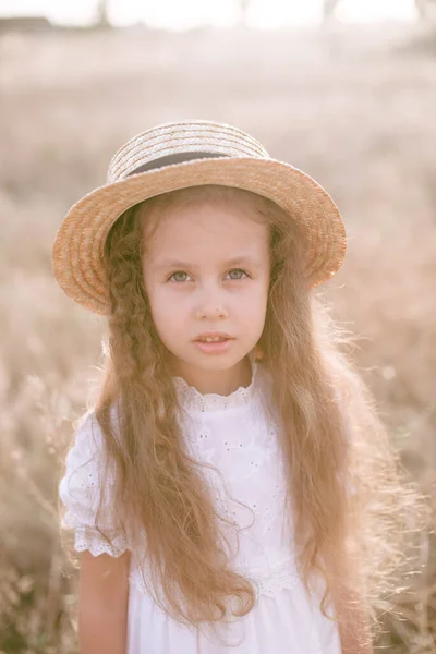 Une Jolie Petite Fille Aux Longs Cheveux Bouclés Blonds Dans — Photo