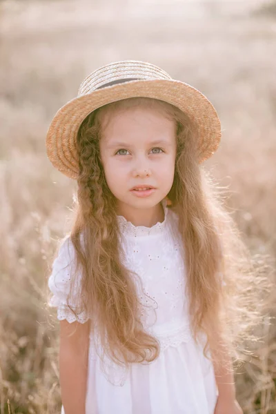 Una Linda Niña Con Pelo Largo Rubio Rizado Vestido Verano —  Fotos de Stock