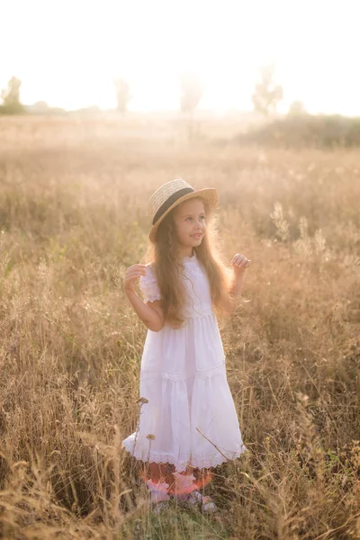 Мила Дівчинка Довгим Світлим Кучерявим Волоссям Білій Літній Сукні Солом — стокове фото