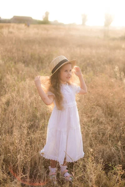 Мила Дівчинка Довгим Світлим Кучерявим Волоссям Білій Літній Сукні Полі — стокове фото