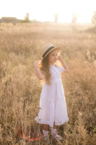 Мила Дівчинка Довгим Світлим Кучерявим Волоссям Білій Літній Сукні Полі — стокове фото