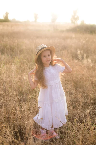 一个可爱的小女孩 一头长长的金黄色卷发 穿着白色的夏装 夏至时分在乡间的田野里 自然与生态 — 图库照片