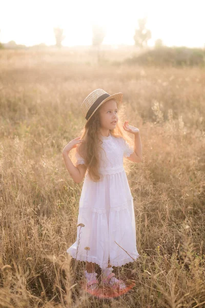 Słodka Mała Dziewczynka Długimi Blond Kręconymi Włosami Białej Letniej Sukience — Zdjęcie stockowe