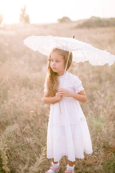 Ένα Χαριτωμένο Κοριτσάκι Μακριά Ξανθά Σγουρά Μαλλιά Λευκό Καλοκαιρινό Φόρεμα — Φωτογραφία Αρχείου
