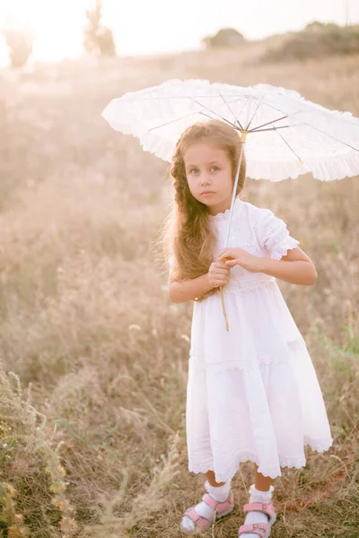 Una Graziosa Bambina Con Lunghi Capelli Biondi Ricci Abito Bianco — Foto Stock