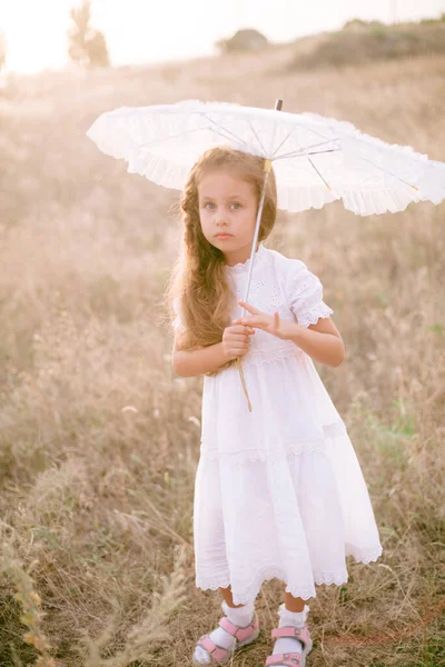 Uma Garotinha Fofa Com Cabelos Longos Louros Encaracolados Vestido Verão — Fotografia de Stock