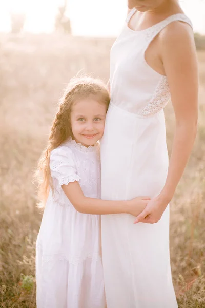 Ein Nettes Kleines Mädchen Mit Langen Blonden Locken Und Ihre — Stockfoto