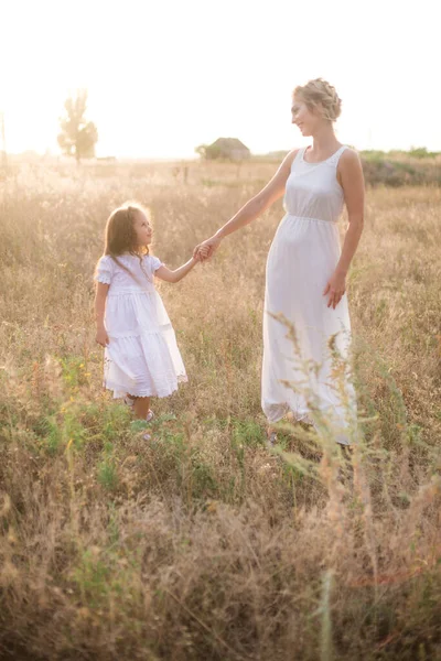 Ein Nettes Kleines Mädchen Mit Langen Blonden Locken Und Ihre — Stockfoto