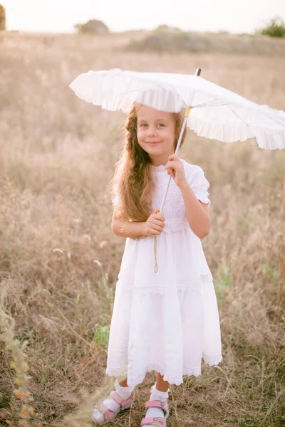 Una Linda Niña Con Pelo Largo Rubio Rizado Vestido Verano —  Fotos de Stock