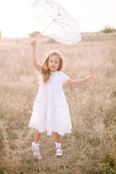 Uma Garotinha Fofa Com Cabelos Longos Louros Encaracolados Vestido Verão — Fotografia de Stock