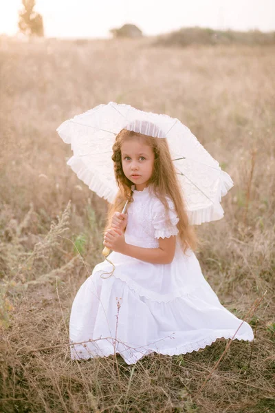 Egy Csinos Kislány Hosszú Szőke Göndör Hajjal Fehér Nyári Ruhában — Stock Fotó