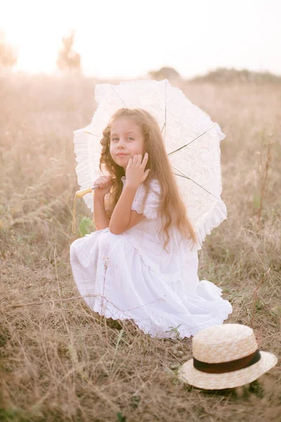 Мила Дівчинка Довгим Світлим Кучерявим Волоссям Білій Літній Сукні Солом — стокове фото