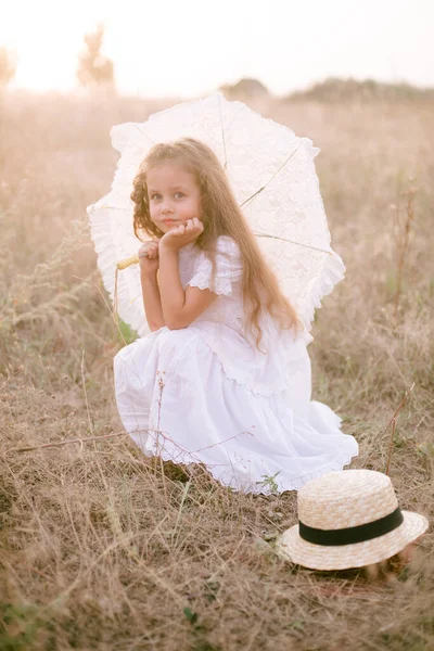 Egy Csinos Kislány Hosszú Szőke Göndör Hajjal Fehér Nyári Ruhában — Stock Fotó
