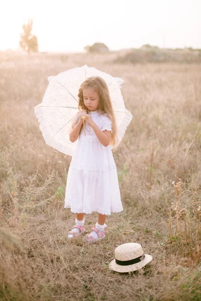 Uma Garotinha Fofa Com Cabelos Longos Louros Encaracolados Vestido Verão — Fotografia de Stock