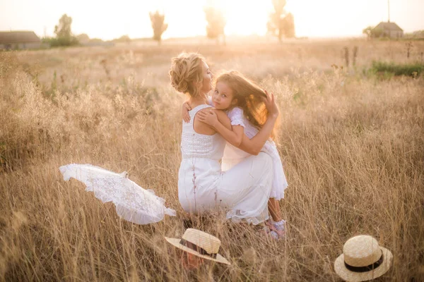 Uma Menina Bonita Com Longos Cabelos Encaracolados Loiros Sua Mãe — Fotografia de Stock