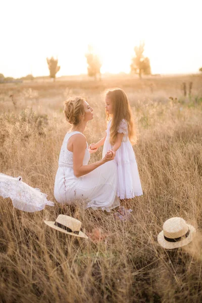 Roztomilá Holčička Dlouhými Blonďatými Kudrnatými Vlasy Její Matka Bílých Letních — Stock fotografie