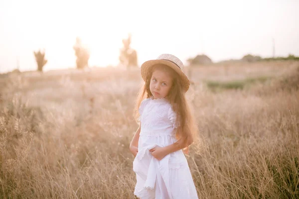 Uzun Sarı Kıvırcık Saçlı Şirin Bir Kız Yaz Günü Güneş — Stok fotoğraf
