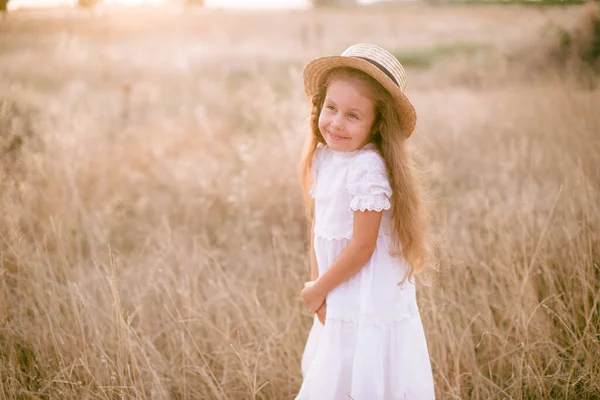 Милая Маленькая Девочка Длинными Светлыми Вьющимися Волосами Мать Белом Летнем — стоковое фото