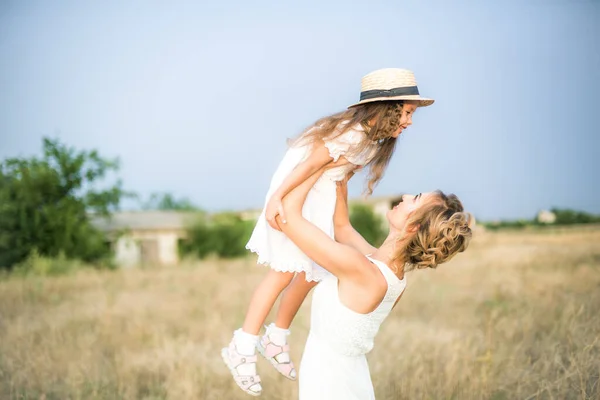 Una Graziosa Bambina Con Lunghi Capelli Biondi Ricci Sua Madre — Foto Stock