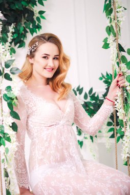 Sarı saçlı, düğün makyajlı, beyaz dantelli, parlak iç çamaşırlı, genç ve çekici bir gelin.