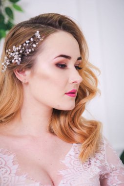 Sarı saçlı, düğün makyajlı, beyaz dantelli, parlak iç çamaşırlı, genç ve çekici bir gelin.